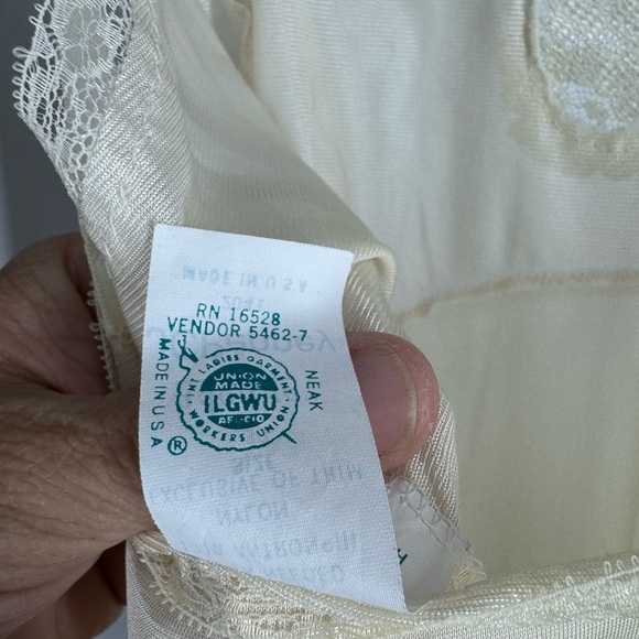 Vintage one piece slip with lace size 38. Union made cream color Adonna - Picture 4 of 5